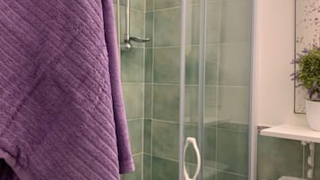 Ducha, secador de pelo, toallas, jabón