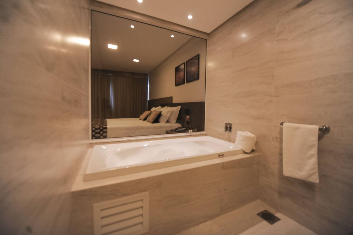 deluxe suite | 1 bedroom, hypo-allergenic bedding, minibar, in-room safe