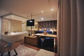 Minibar, in-room safe, desk, laptop workspace - Figueiras Hotel & Eventos (Sao Miguel Do Oeste)