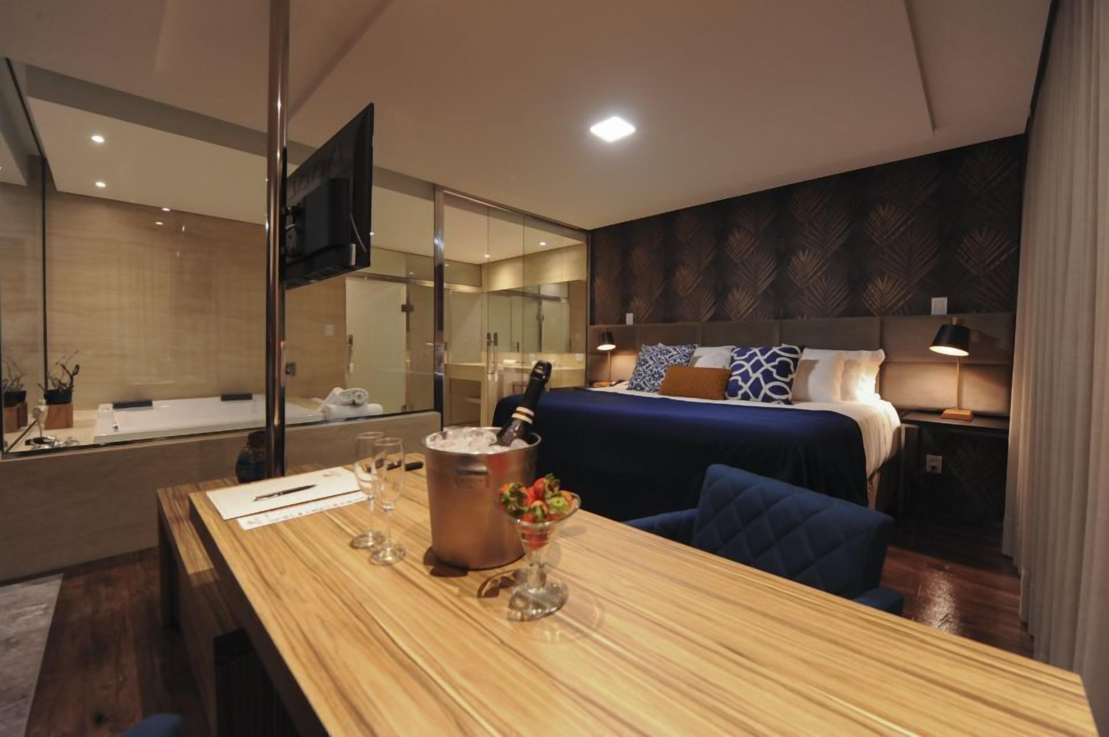 Minibar, caja de seguridad en la habitación y escritorio 