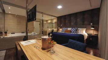 Minibar, caja de seguridad en la habitación y escritorio