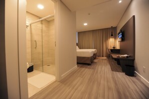 Zweibettzimmer | Badezimmer | Dusche, kostenlose Toilettenartikel, Haartrockner, Bidet