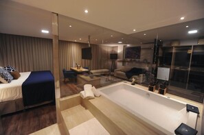 Minibar, coffres-forts dans les chambres, bureau