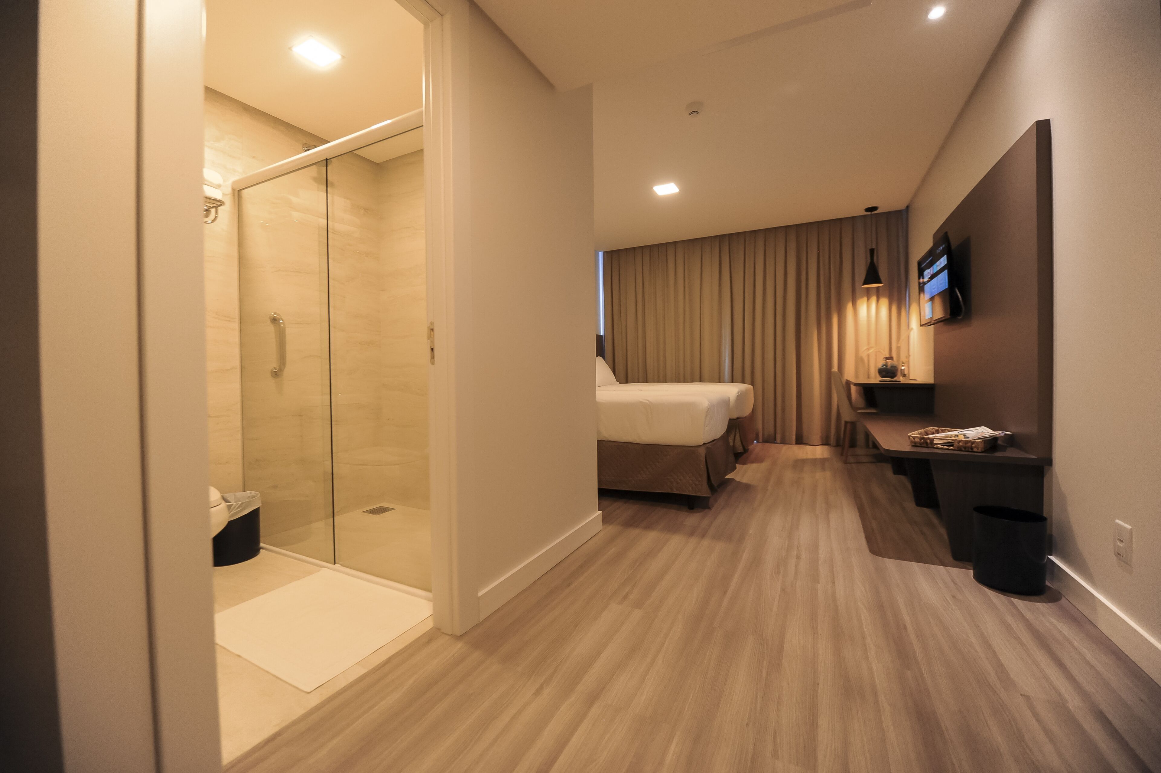 Badkamer | Een douche, gratis toiletartikelen, een haardroger, een bidet