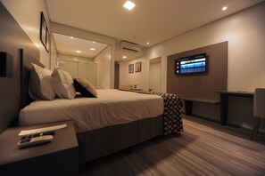 Deluxe Suite | Hypo-allergenic bedding, minibar, in-room safe, individually decorated - Figueiras Hotel & Eventos (Sao Miguel Do Oeste)