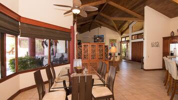 Vila Mewah, 4 kamar tidur, kolam renang pribadi, pemandangan samudra | Makan di kamar