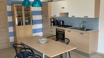 Fridge, oven, stovetop, dishwasher