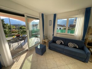 TV - Pool apartment in quiet and central area (Colico , Lombardei)