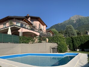 Outdoor pool - Pool apartment in quiet and central area (Colico , Lombardei)