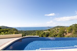 Outdoor pool - Casa Alegria (Sardinal)