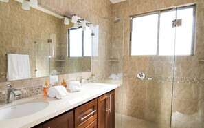 Luxury Villa, 4 Bedrooms, Private Pool, Ocean View | Bathroom | Shower, towels, shampoo - Casa Alegria (Sardinal)