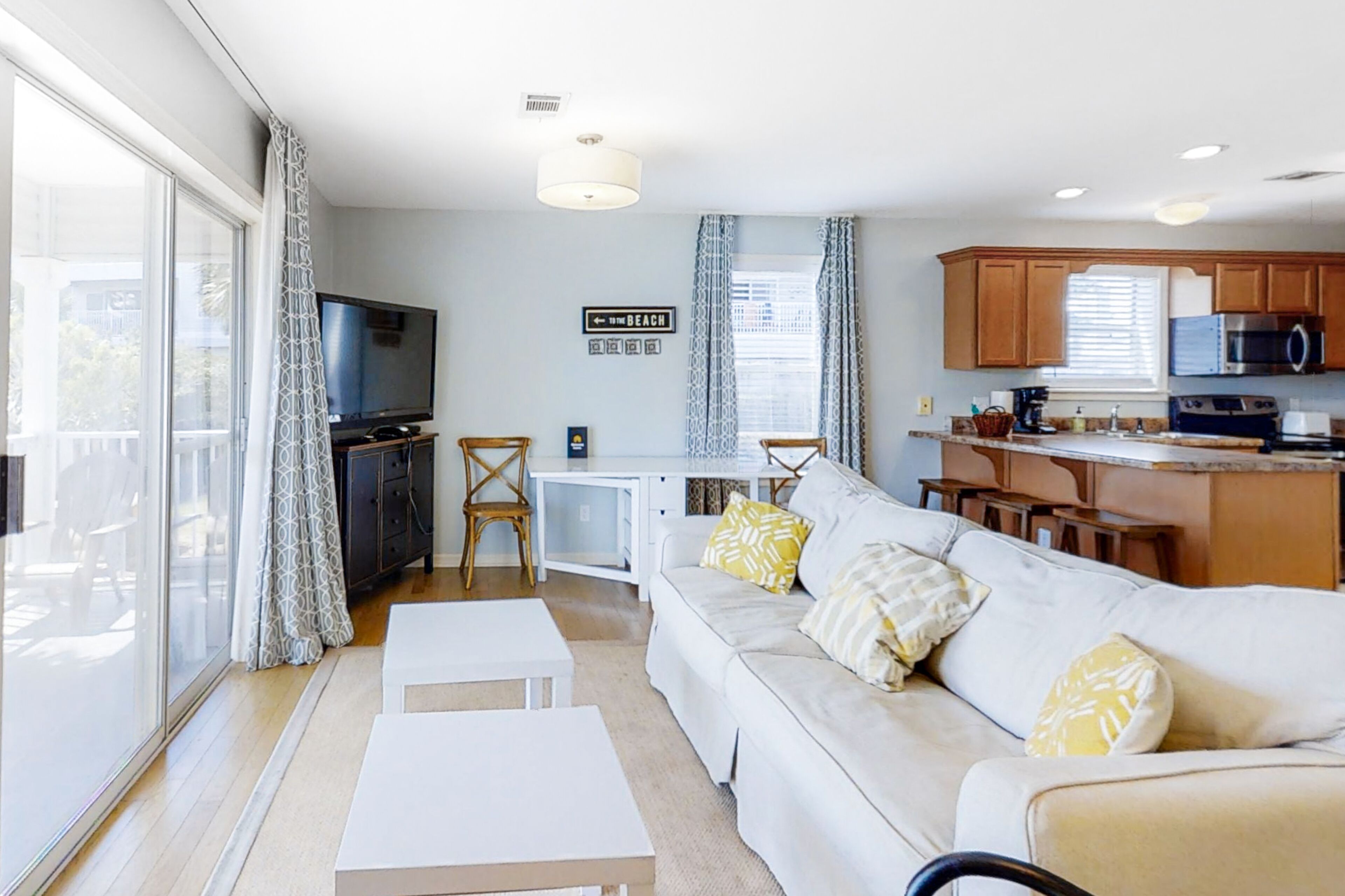 Pleasant first-floor condo with pool & cable