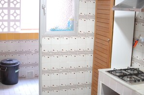 Kühlschrank, Mikrowelle, Wasserkocher mit Kaffee-/Teezubehör