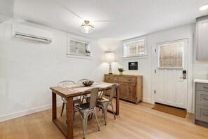 Dining - Large Private Apartment. One block to Burke Gilman & Bus. .5M to Children's (Seattle)