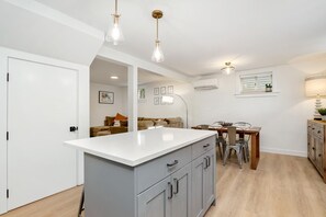 Interior - Large Private Apartment. One block to Burke Gilman & Bus. .5M to Children's (Seattle)