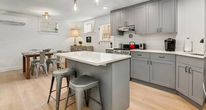 Large Private Apartment. One block to Burke Gilman & Bus. .5M to Children's