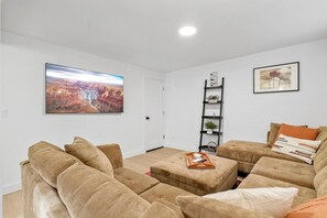 Smart TV - Large Private Apartment. One block to Burke Gilman & Bus. .5M to Children's (Seattle)