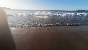 A beach with waves and a clear sky. - Villas El Ron Ron (Cartagena)