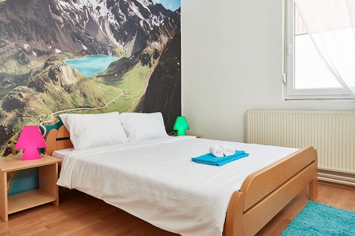 Habitación básica doble, baño compartido | Wifi gratis y ropa de cama
