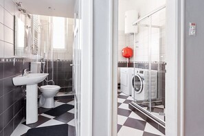 Shower, towels, toilet paper - Get Inn Hostel Skopje (Skopje)