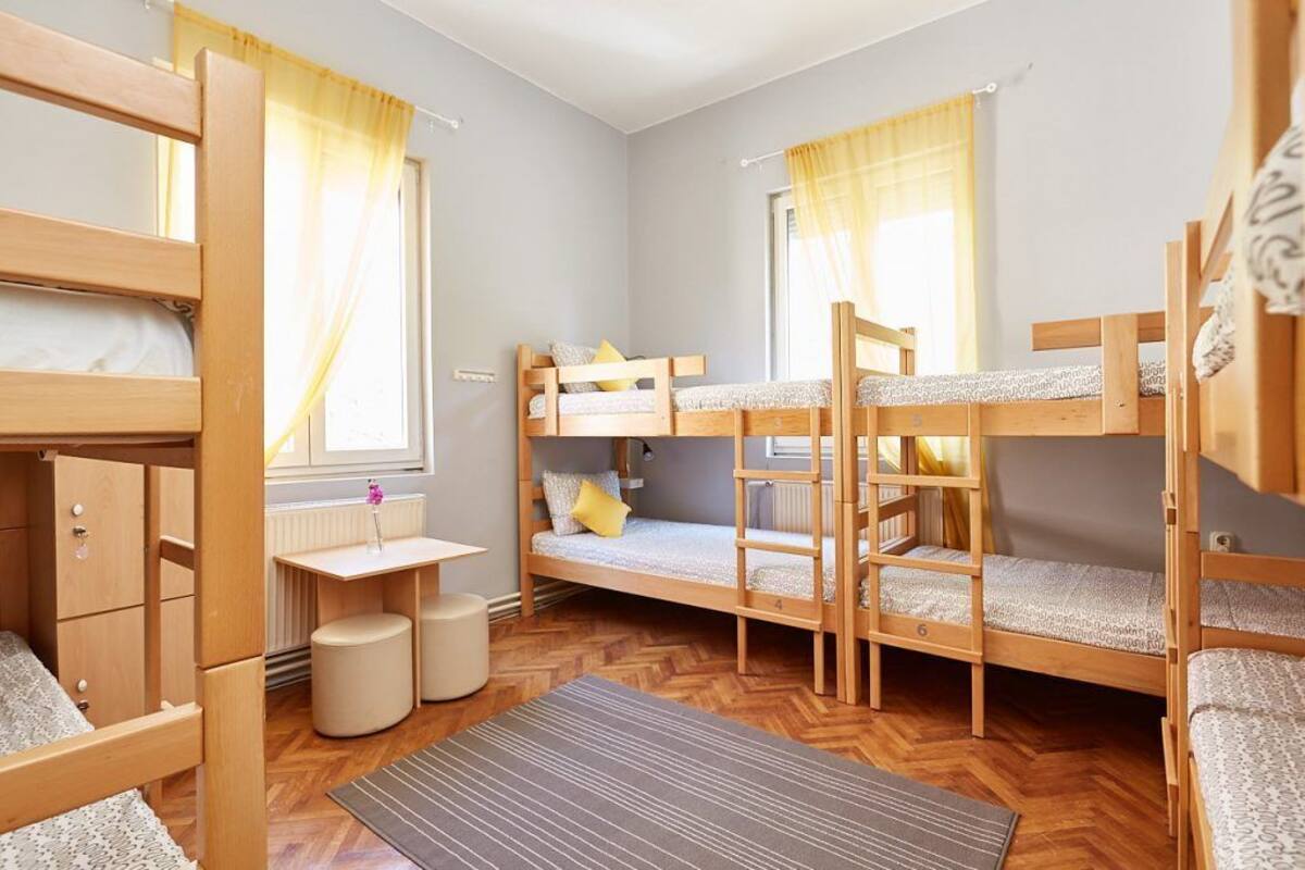 Bed in 8-Bed Mixed Dormitory, Shared Bathroom | Wifi gratis y ropa de cama