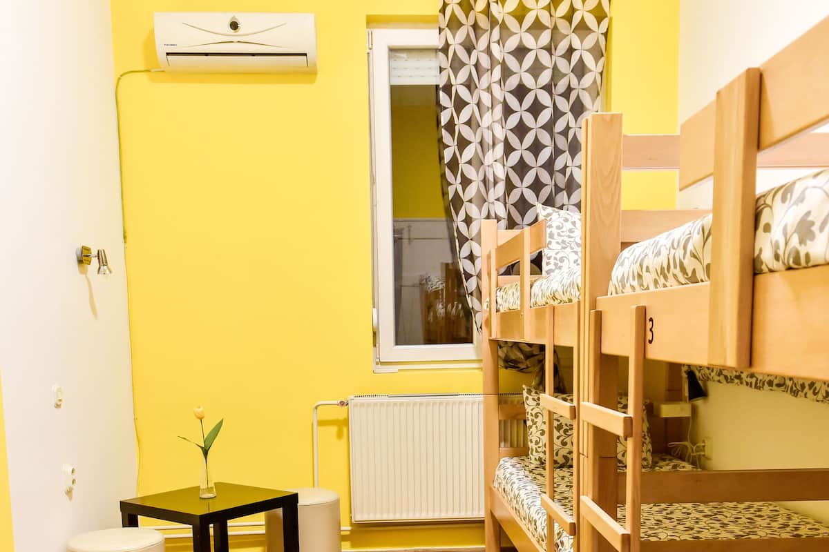 Bed in 4-Bed Mixed Dormitory, Shared Bathroom | Wifi gratis y ropa de cama