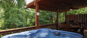 Close to PF Parkway, spacious & clean 3 bedroom! Hot tub and outdoor TV on deck!