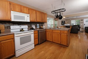 Een koelkast, een magnetron, een oven, een kookplaat