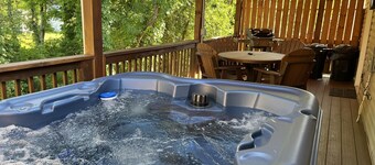 Conveniently located in Pigeon Forge, spacious & clean 3 bedroom!