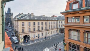 Un edificio histórico con un patio central, un pasaje cubierto y un estilo arquitectónico tradicional europeo.