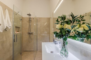 تجهيزات دش، مجففات شعر، مناشف، صابون