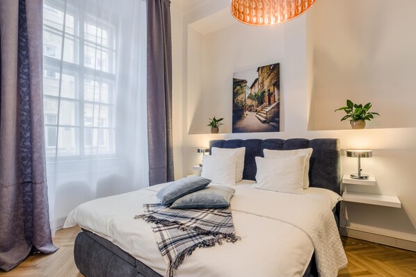 2 عدّة غرف نوم ومكواة/لوح كي وواي فاي مجانًا وملاءات أسرّة