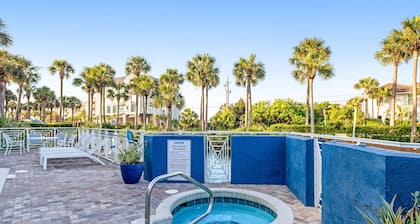 Comfortable condo w/ kitchenette, community pools & hot tub - walk to the beach