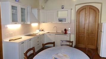 Appartamento Grand | Cucina privata | Frigorifero con congelatore, microonde, piano cottura, lavastoviglie