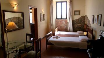 Grand Apartment | Hypo-allergenic bedding, desk, laptop workspace, blackout curtains