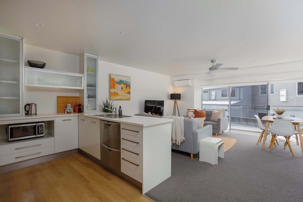 Unclassified image, 1 of 22, button