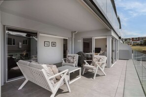 Outdoor dining - Sunny & Spacious, Downtown Mount, Beach & Pool (Mount Maunganui)