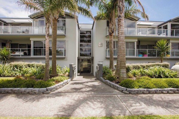 Exterior - Sunny & Spacious, Downtown Mount, Beach & Pool (Mount Maunganui)