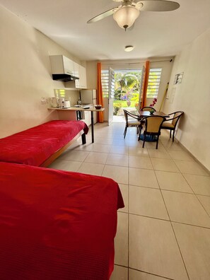 1 bedroom, internet, bed sheets - Apartment 30 metres from the beach (Sainte-Luce)