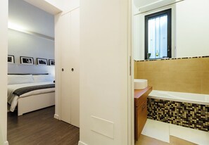 2 chambres, fer et planche à repasser, lit de bébé portatif