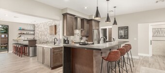 Steps to Old Town** Private Pool/SPA ** Infrared Sauna**Golf