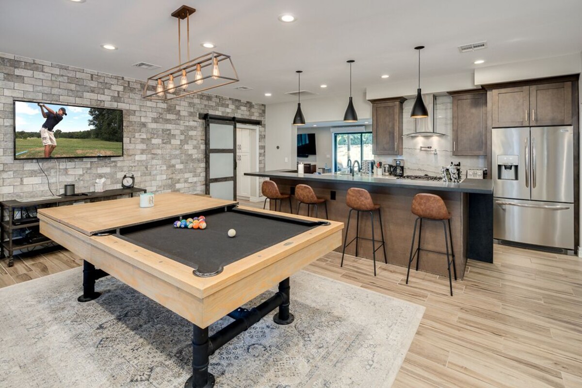 Steps to Old Town** Private Pool/SPA ** Infrared Sauna**Golf