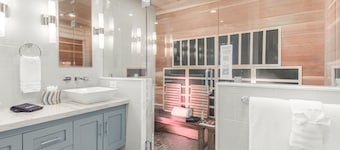 Steps to Old Town** Private Pool/SPA ** Infrared Sauna**Golf