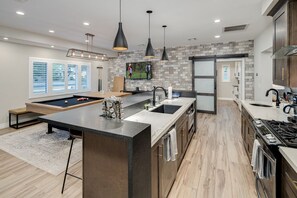 Geladeira, micro-ondas, fogão, cooktop