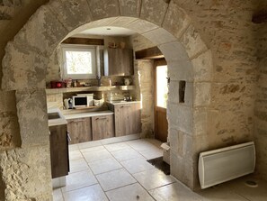 Jääkaappi, mikroaaltouuni, uuni, liesi