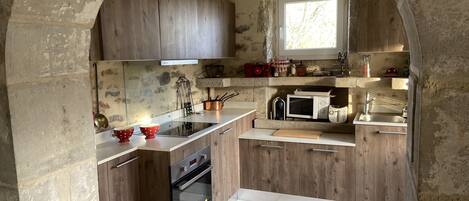 Réfrigérateur, micro-ondes, four, plaque de cuisson