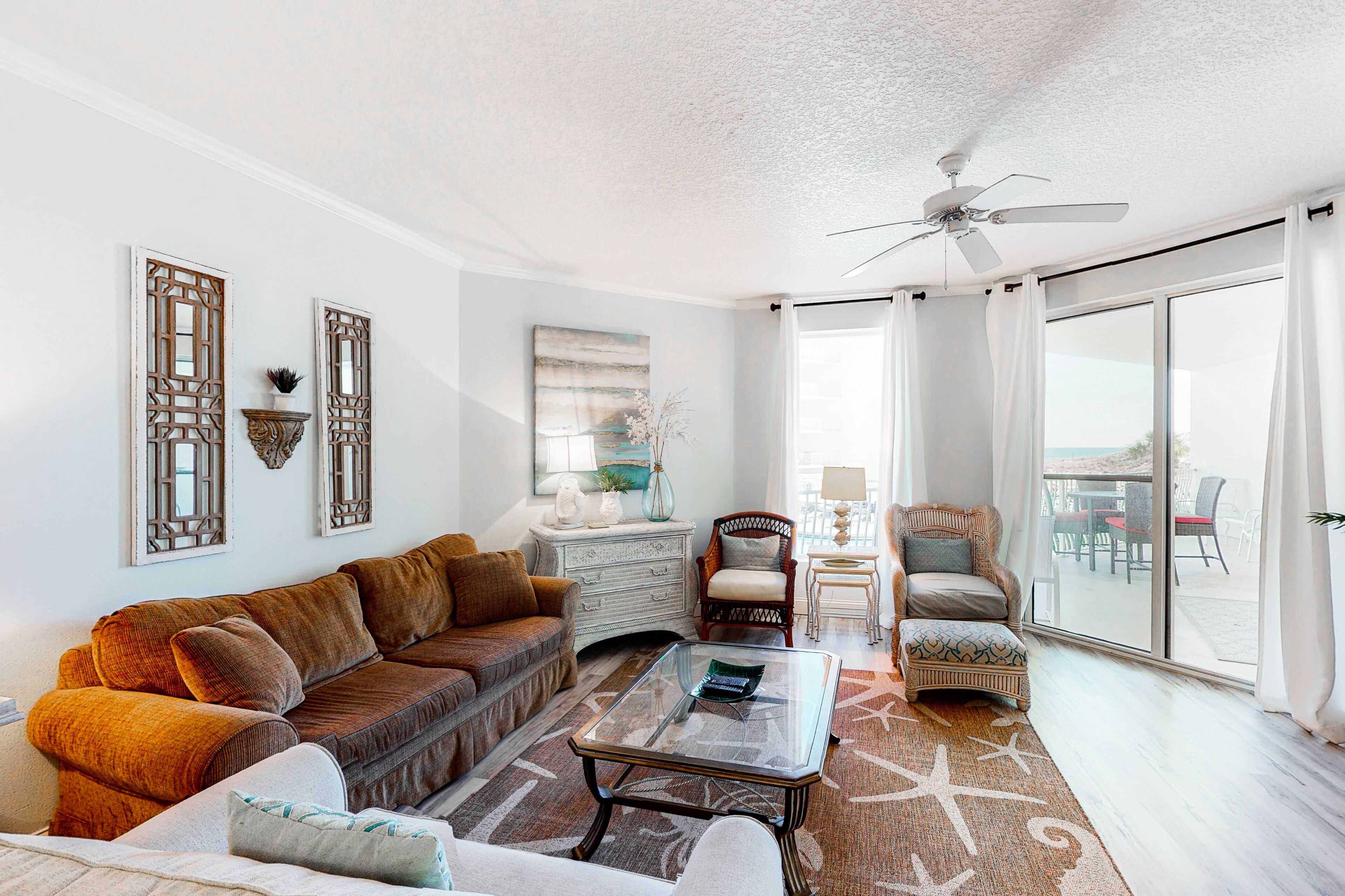 Stunning condo with pool view, bunks & awesome amenities like pickleball