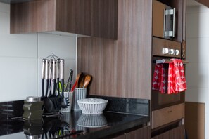 Standard-huoneisto | Yksityinen keittiö | Täysikokoinen jääkaappi, mikroaaltouuni, uuni, liesi