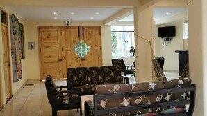 Lobby sitting area - Inti Wasi Hostal & Spiritual Center (Machu Picchu)