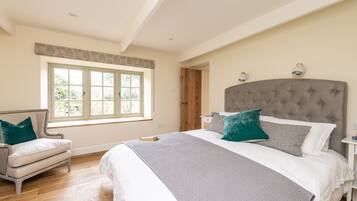 3 bedrooms, travel crib, internet, bed sheets